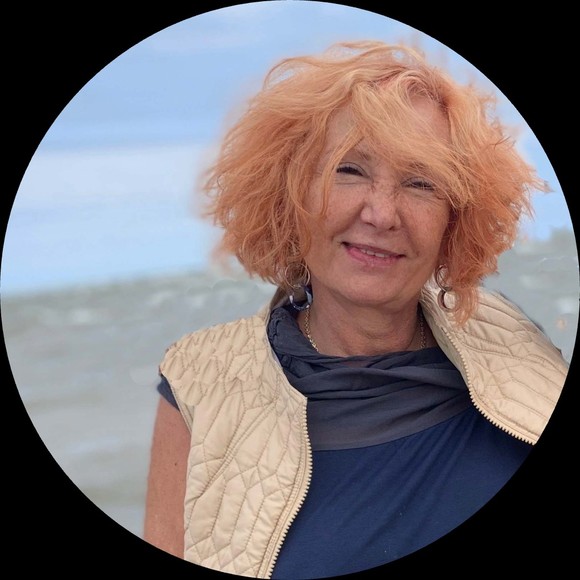 Profile Picture of Julia Hacker (@artfabulous) on Poshmark
