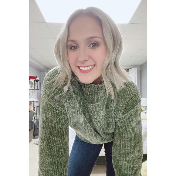 Profile Picture of Laramie Arteaga (@llarteaga) on Poshmark