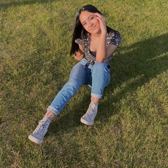 Profile Picture of Andrea Rocha (@funwdrea) on Poshmark