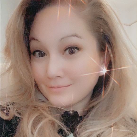 Profile Picture of Michelle Wagman (@michelle_w3) on Poshmark