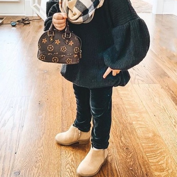 Profile Picture of Jillian Wolf (@jillianwolf302) on Poshmark