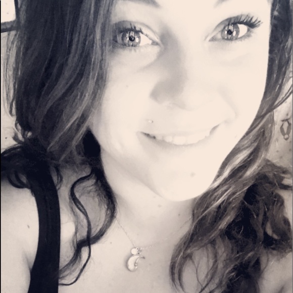 Profile Picture of Rebecca Redstone (@beckybooxo87) on Poshmark