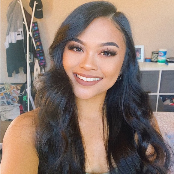 Profile Picture of Angelique Aragona (@aragonaang) on Poshmark