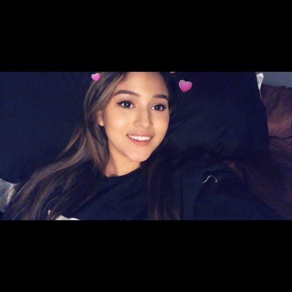Profile Picture of Cassandra Duran (@cassyyy15) on Poshmark