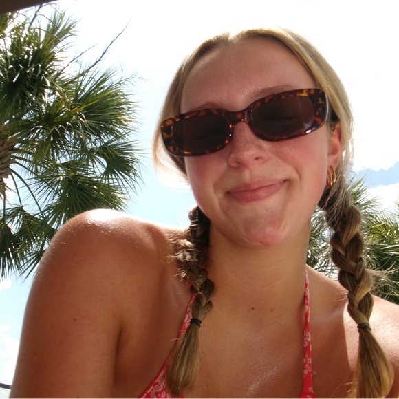 Profile Picture of Isabelle Glenn (@iaglenn12) on Poshmark