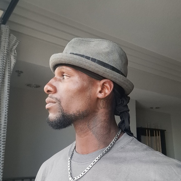 Profile Picture of Erick Gladden (@erickgladden) on Poshmark