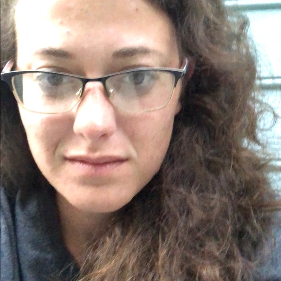 Profile Picture of Samantha Dinwiddie (@sldalt333) on Poshmark