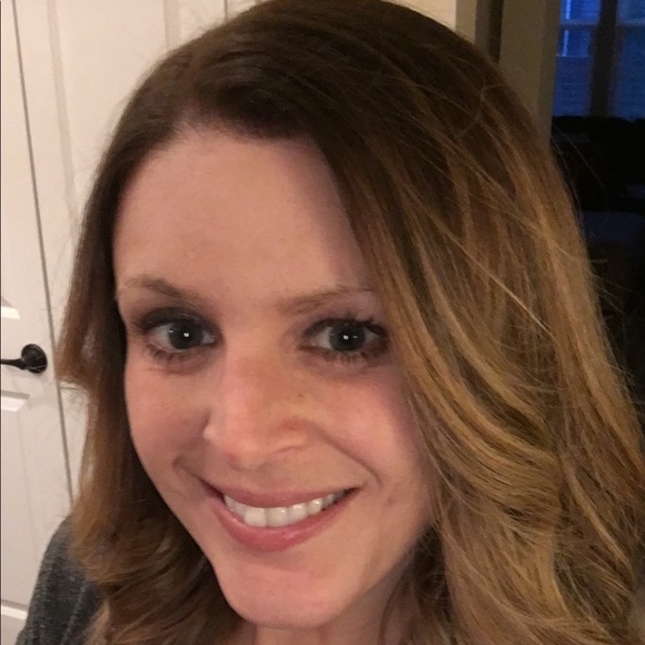Profile Picture of Danielle Whitten (@danielleleigh82) on Poshmark