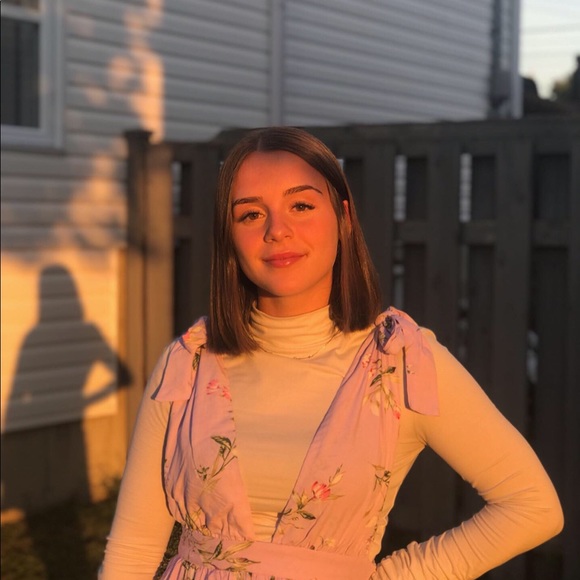 Profile Picture of Angelique Marineau (@angelmarineau) on Poshmark