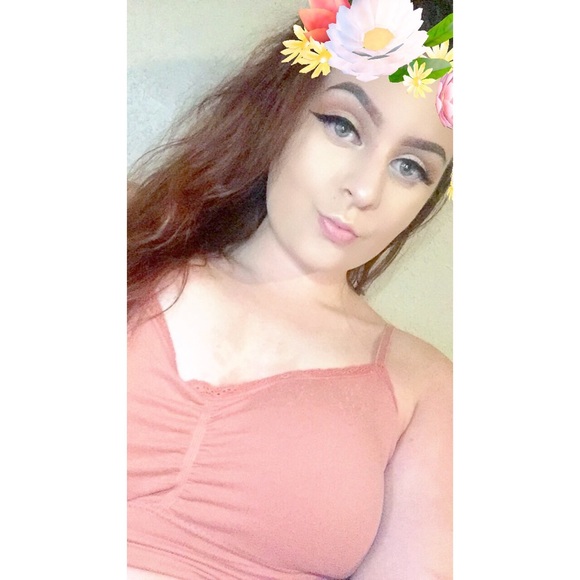 Profile Picture of Becca Sweaney (@beccasweaney12) on Poshmark