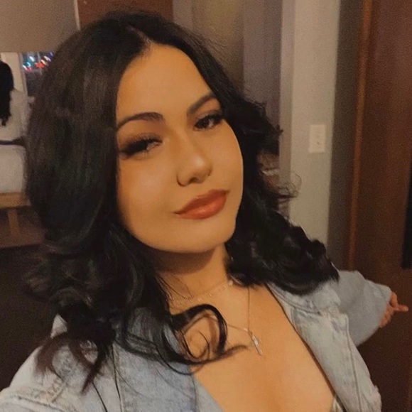 Profile Picture of Alexandria Silvas (@alexandriasi172) on Poshmark
