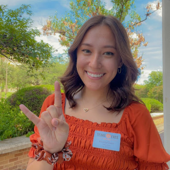 Profile Picture of Phoebe Cates (@phoebeleeloo) on Poshmark