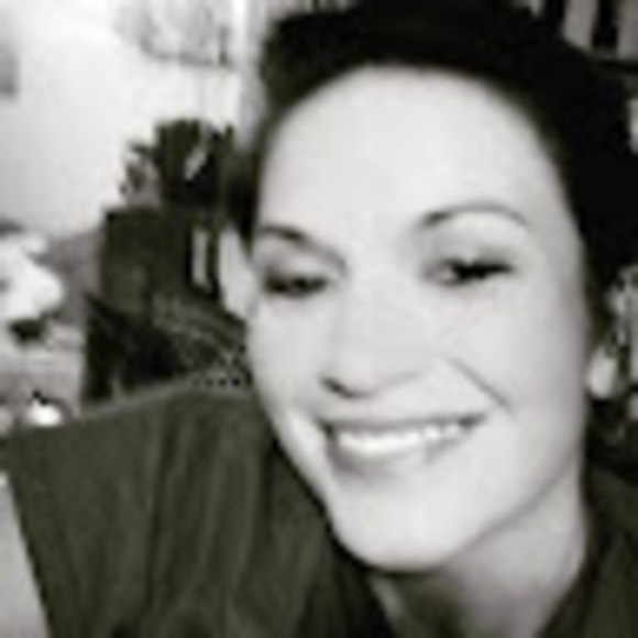 Profile Picture of Julie Sinclair (@sinclairjuliea) on Poshmark