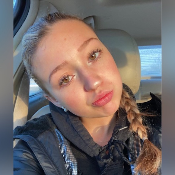 Profile Picture of Josie Starin (@josiestarin06) on Poshmark