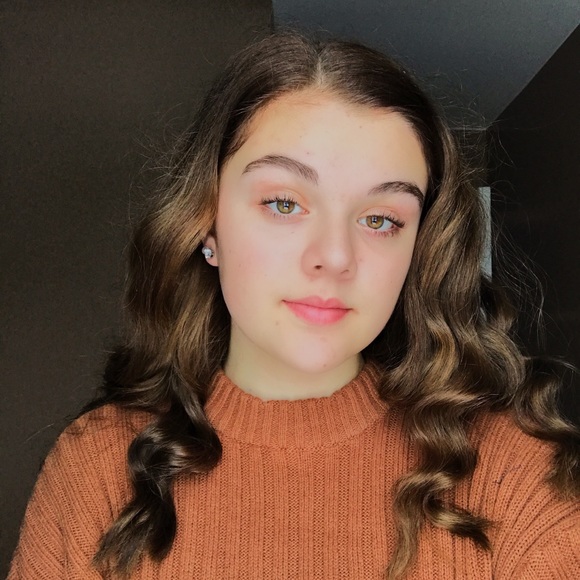 Profile Picture of Molly Ziesenheim (@molziesenheim) on Poshmark