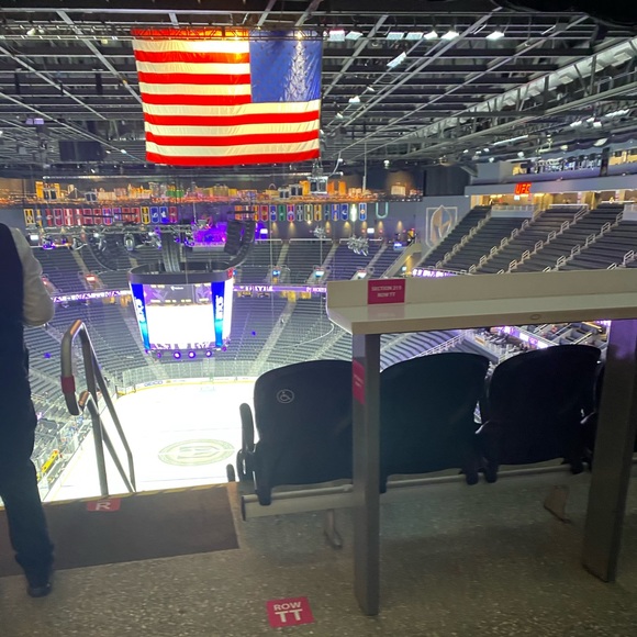 Profile Picture of Joey Rivera (@jcrlv) on Poshmark