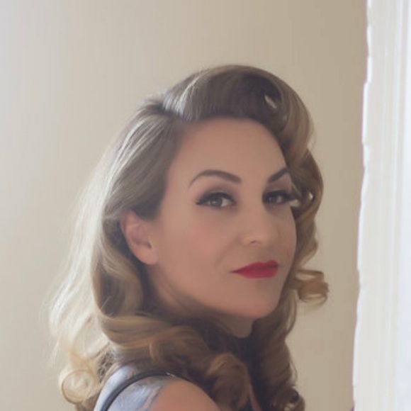 Profile Picture of Nicole Romson (@nikkiirp) on Poshmark