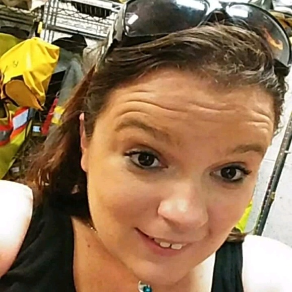 Profile Picture of Amelia Bragg (@amelialynn06) on Poshmark