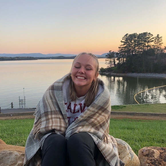 Profile Picture of Meghan Geerlings (@meghang05) on Poshmark