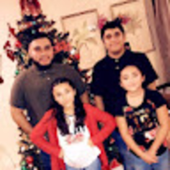 Profile Picture of Veronica Esquivel (@veolmos81) on Poshmark