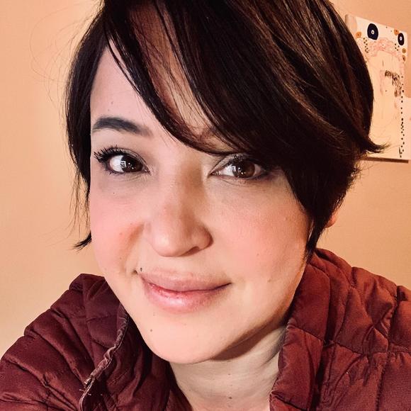 Profile Picture of Alexis Witt (@colonyofbees) on Poshmark