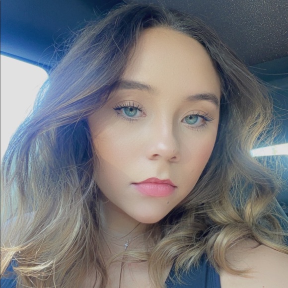 Profile Picture of Paulina Janson (@paulinajanson) on Poshmark