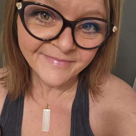 Profile Picture of Carrie Blake pease (@suthrncharm) on Poshmark