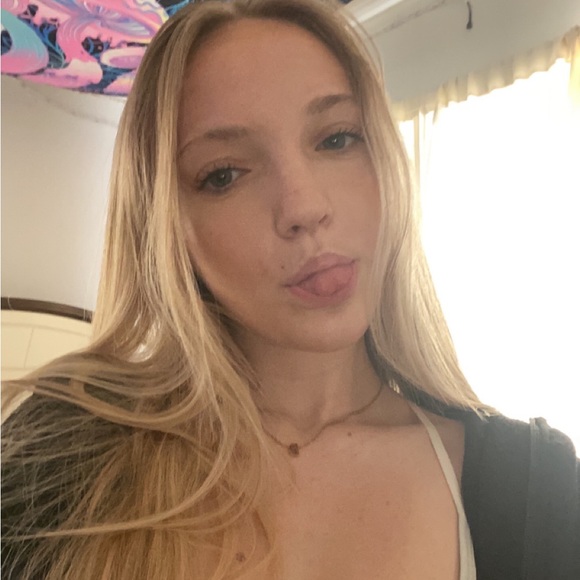 Profile Picture of Ally Richtmyer (@allyrichtmyer) on Poshmark