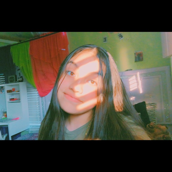 Profile Picture of Hilary Perez (@hilaryyperez) on Poshmark