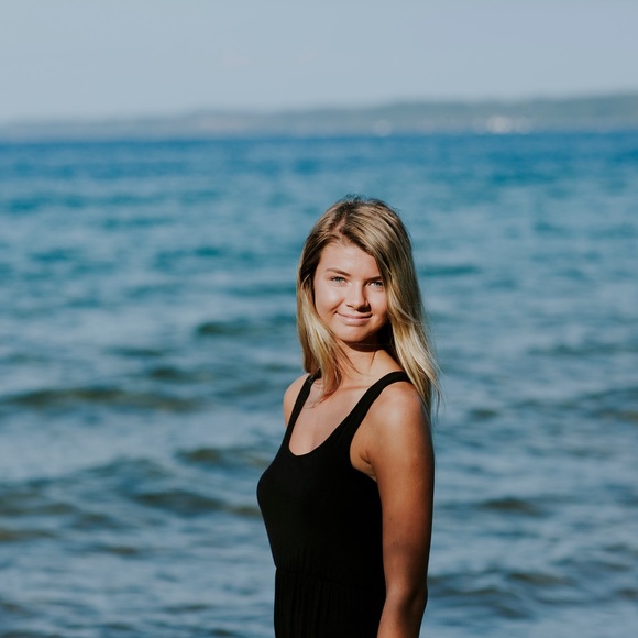 Profile Picture of Bailey Swanson (@bswanon) on Poshmark