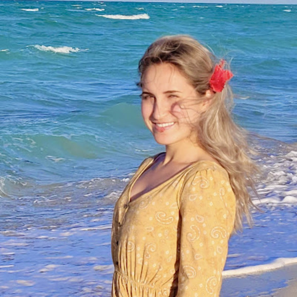 Profile Picture of Ligia Macari (@ligiamacari) on Poshmark