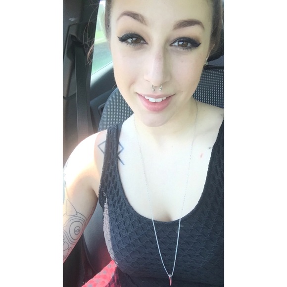 Profile Picture of Jessica Dravis (@jedravis) on Poshmark