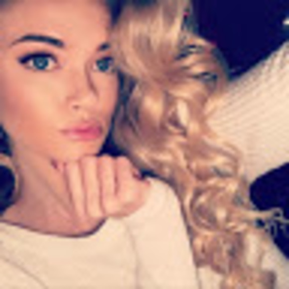 Profile Picture of Alexa Van beveren (@clothing__line) on Poshmark