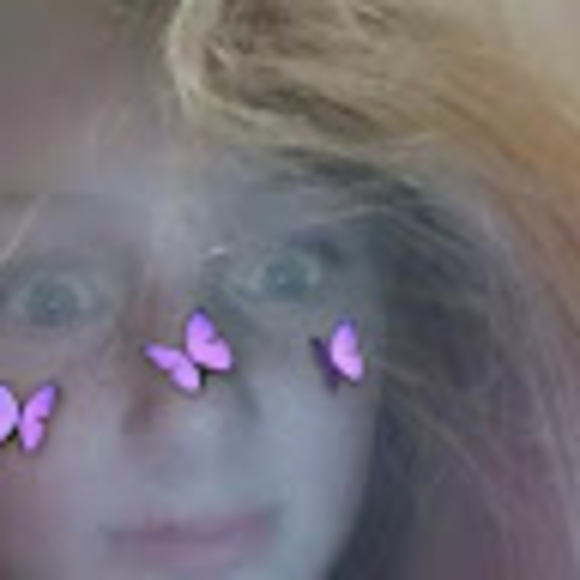 Profile Picture of Elle Halfpenny (@ellehalfpenny) on Poshmark