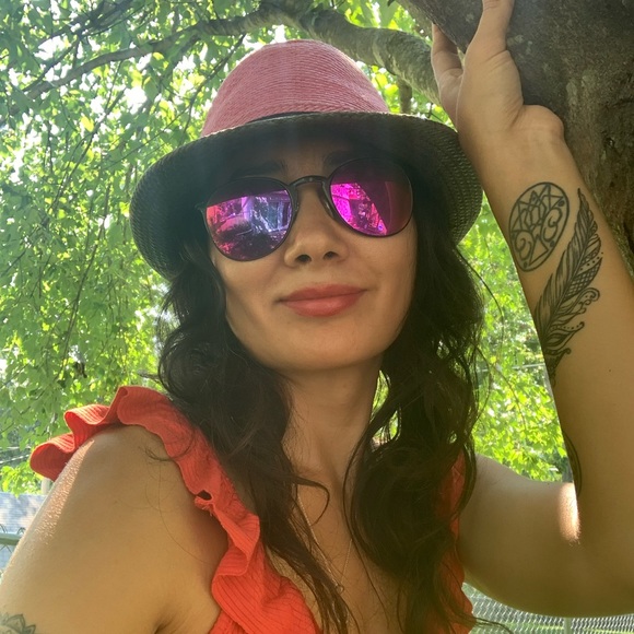 Profile Picture of Di Khess (@arovana) on Poshmark