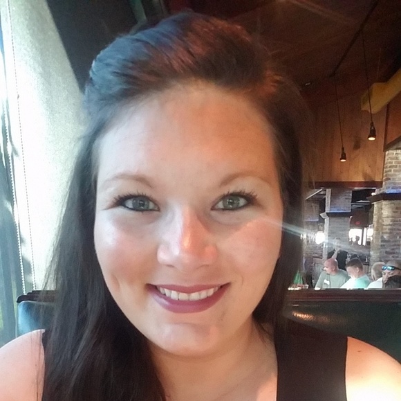 Profile Picture of Amanda Brindley (@amandabrindley) on Poshmark