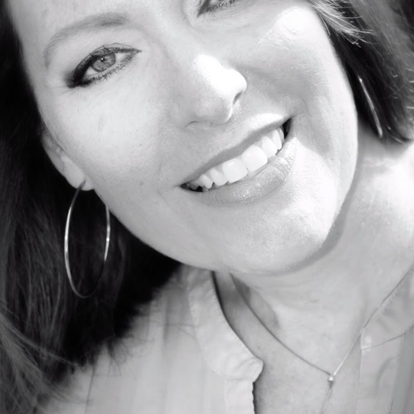 Profile Picture of Crystal Lackey (@lackeyshop) on Poshmark