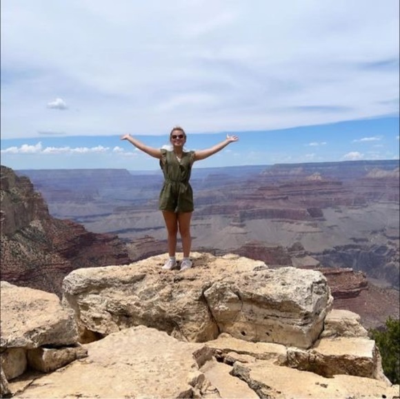 Profile Picture of Hailey Derolf (@hailey2408) on Poshmark