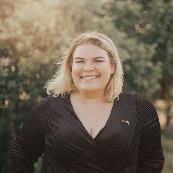 Profile Picture of Hillary Jaruszewski (@hjaruszewski) on Poshmark