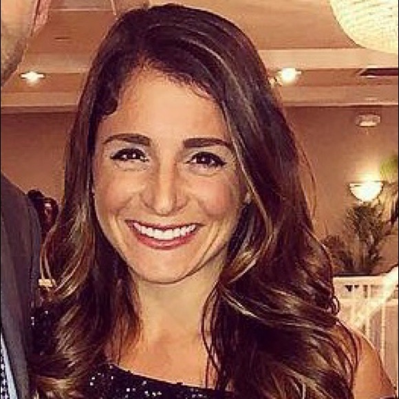 Profile Picture of Danielle Baxter (@mrs__dbax) on Poshmark