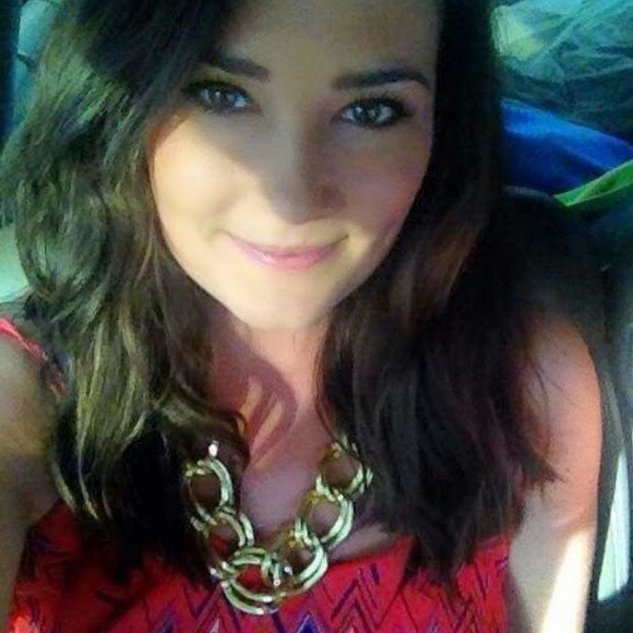 Profile Picture of Laura Boneau (@lkboneau) on Poshmark