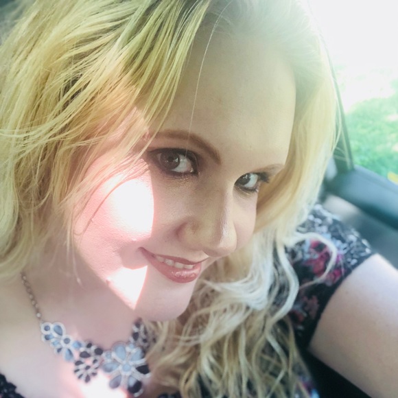 Profile Picture of Sonia Allen (@seriozha95) on Poshmark