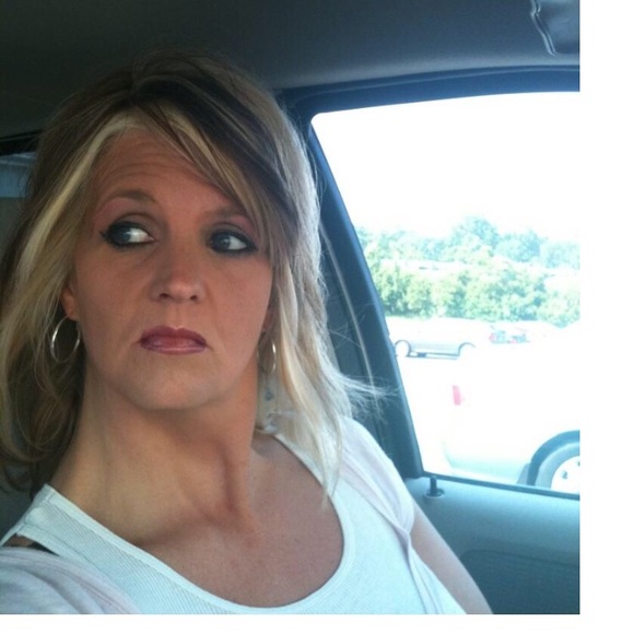 Profile Picture of Lisa Sebree (@lisalsebree) on Poshmark