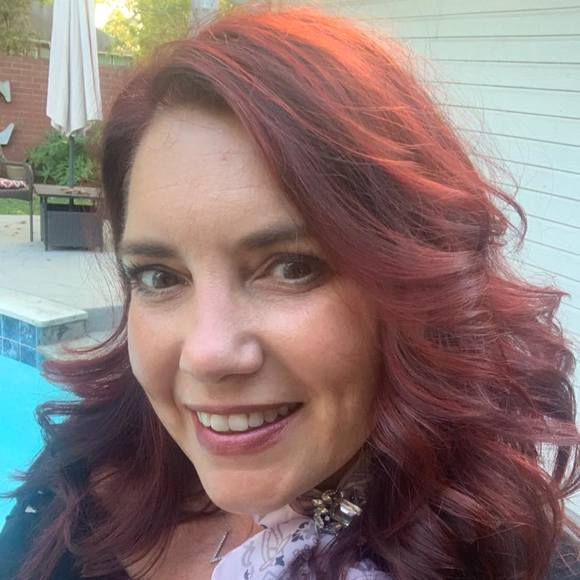 Profile Picture of Elizabeth Cassels (@lizzielees) on Poshmark