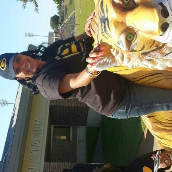 Profile Picture of Myrna Cooper (@myrnacooper) on Poshmark