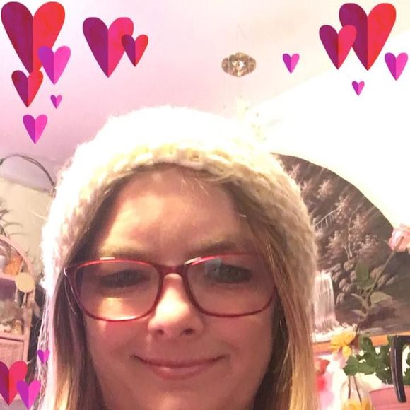 Profile Picture of Beth Mosher (@sandydaisy3) on Poshmark