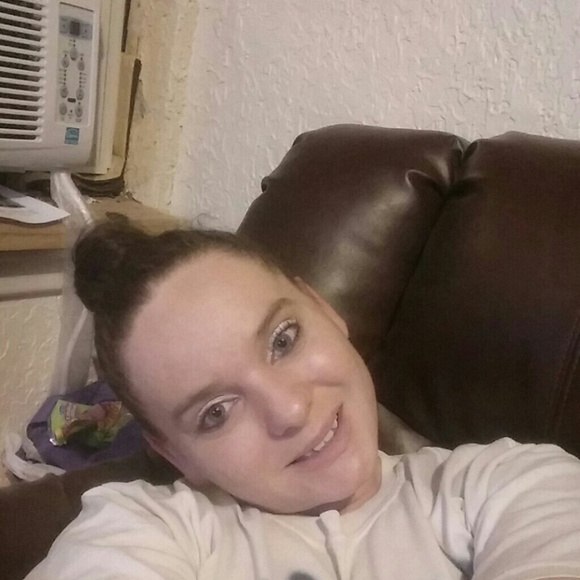 Profile Picture of Ashley Evanski (@addaliesmomma) on Poshmark