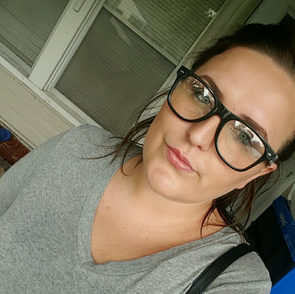 Profile Picture of Julia Albantova (@juliaalbantova) on Poshmark