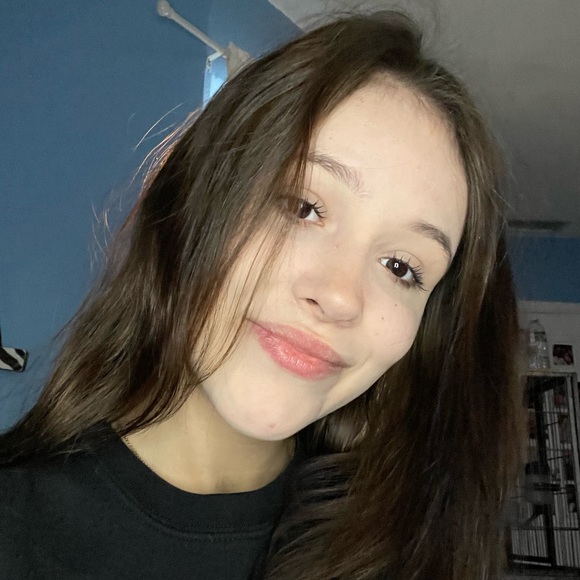 Profile Picture of Leah Self (@leahself233) on Poshmark