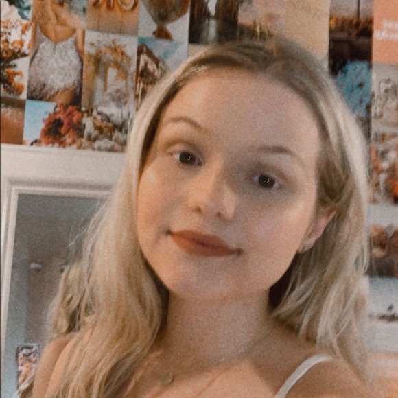 Profile Picture of Taylor Larsen (@taylorxlarsen04) on Poshmark